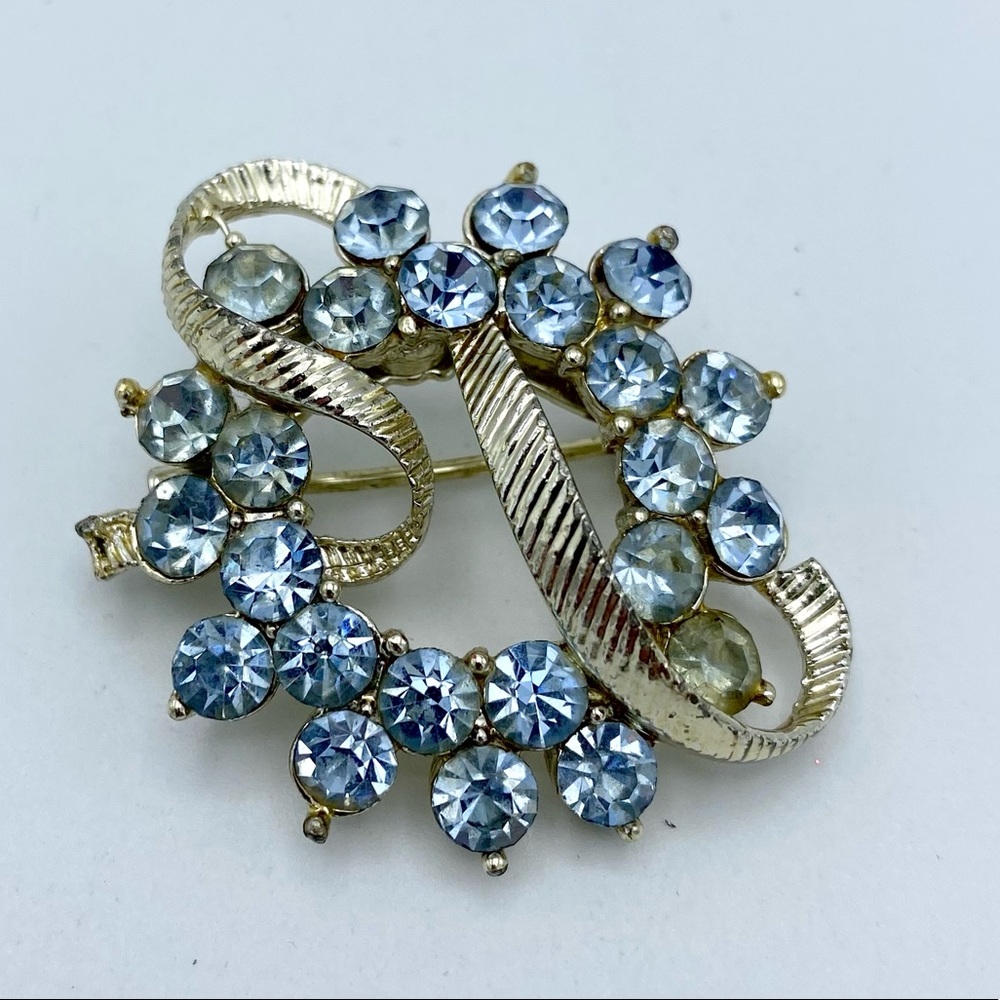 Vintage Pale Blue Multi Faceted Faux Gems Ribbon Wreath Brooch Pin Pale Gold Tne
